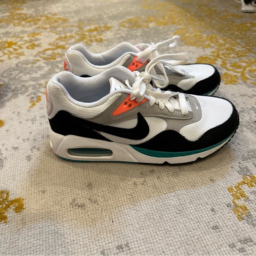 Nike sneakers Women’s size 7 - hardly worn